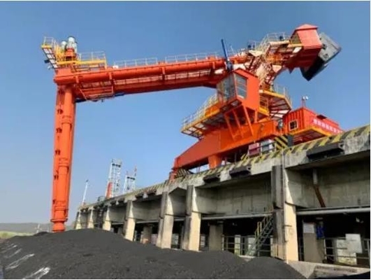港に適用される 1200t/h ねじ船のアンローダー